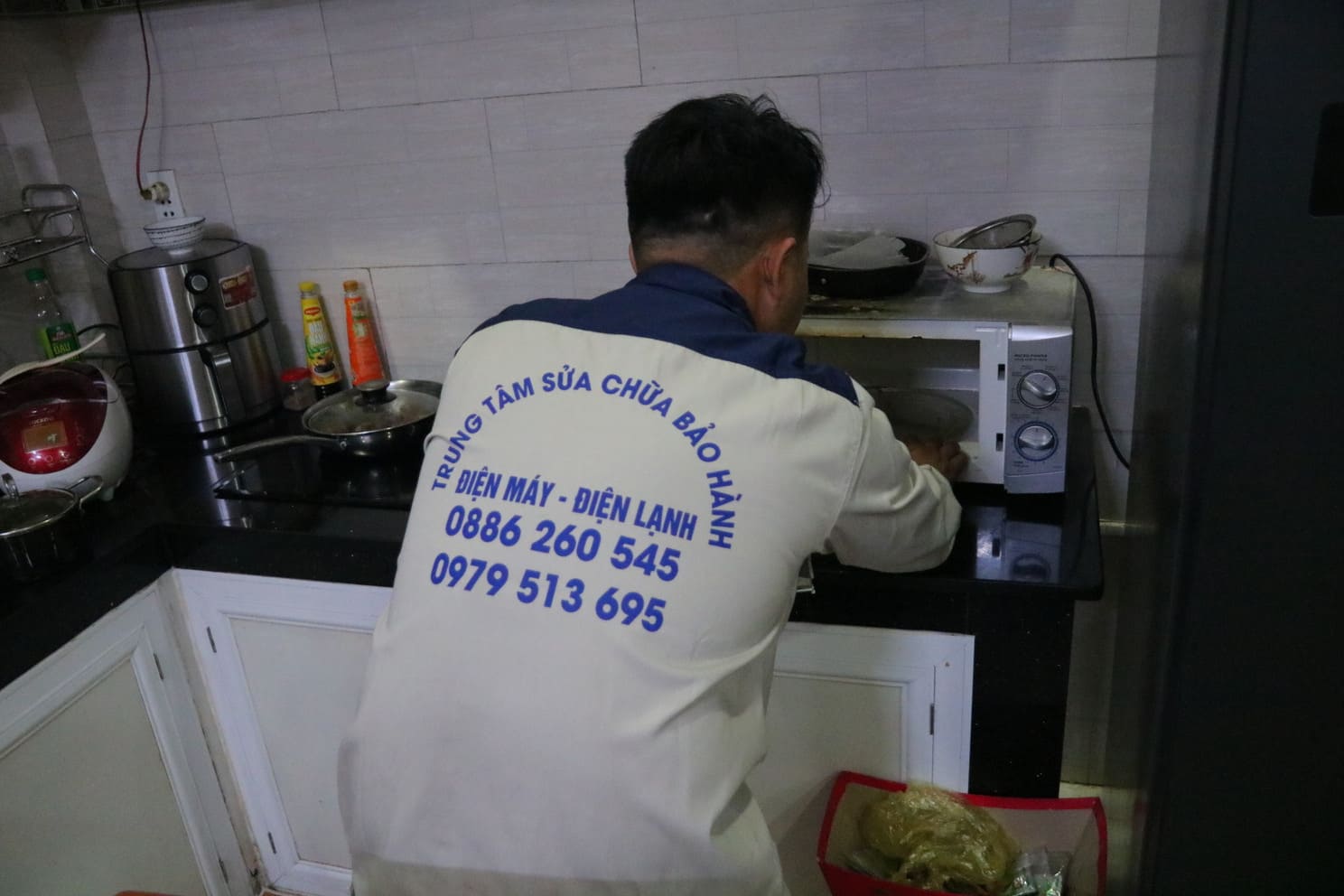 Liên hệ thợ sửa lò vi sóng giá rẻ TPHCM