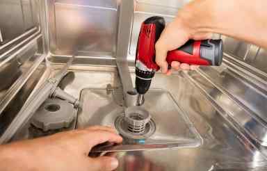 Kỹ thuật viên đang kiểm tra gioăng cửa máy rửa chén bị hỏng